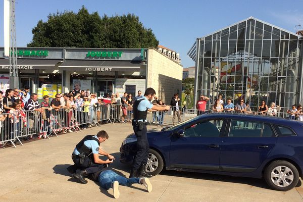 Démonstration d'une arrestation par des policiers