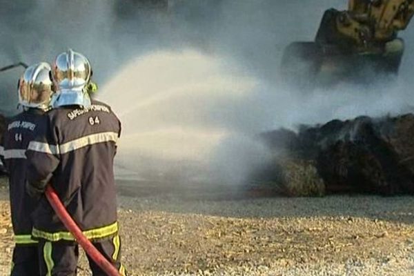 Le feu s'est déclaré dans un hangar abritant des bottes du foin