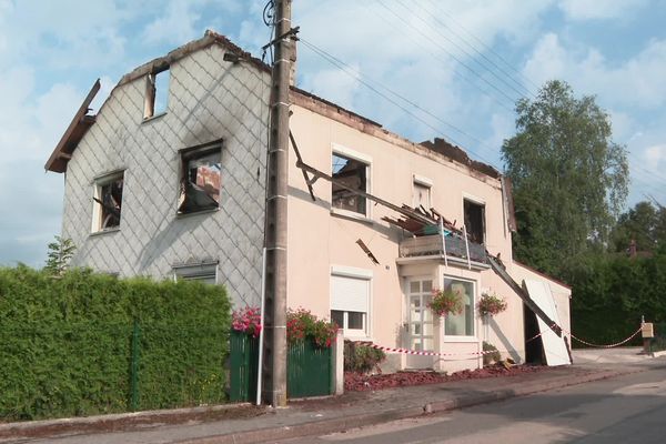 L'explosion est survenue vers 12h30 ce samedi à Levier. le corps de la propriétaire a été retrouvé sur la banquette arrière de sa voiture. 