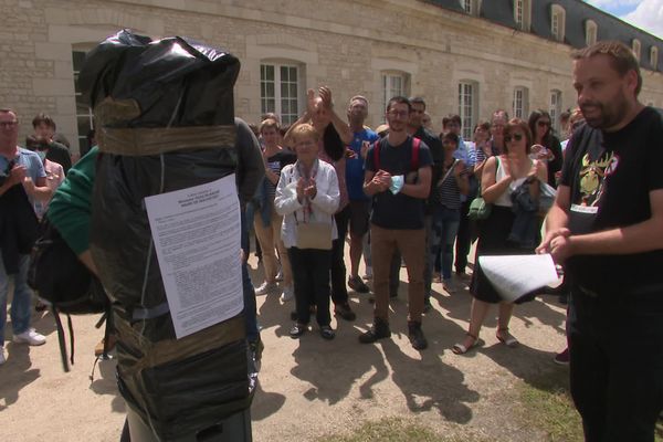 Les salariés en colère on symboliquement bâché des horodateurs près de la Corderie Royale à Rochefort (Charente-Maritime).