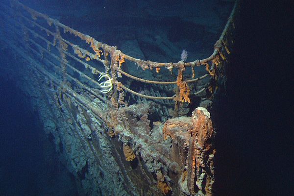 La catastrophe du Titanic a inspiré bien des films et écrits, y compris horrifiques. Ici, une photographie de sa proue, photographiée en 2004 par 3 821 mètres de fond.