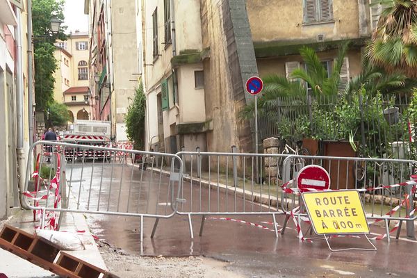 Un périmètre de sécurité a été établi autour des immeubles évacués, la rue Saint-Joseph à Nice est barrée.