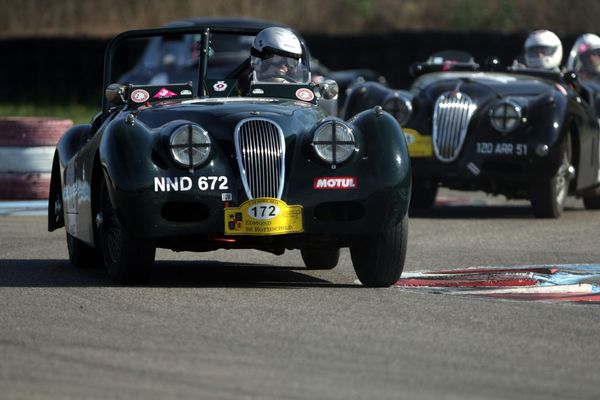 Le Tour Auto est un rallye de voitures anciennes.