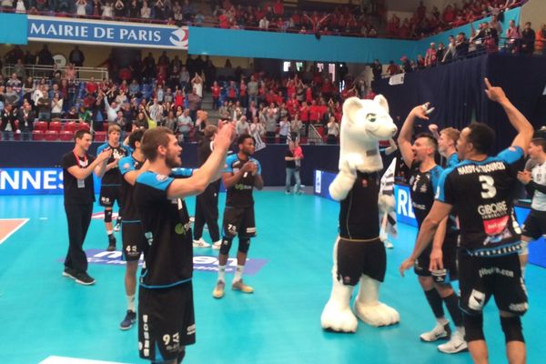 La joie des volleyeurs rennais qui s'imposent en finale de Ligue B et retrouvent ainsi la Ligue A. Stade Pierre de Coubertin, Paris - 6/05/2017