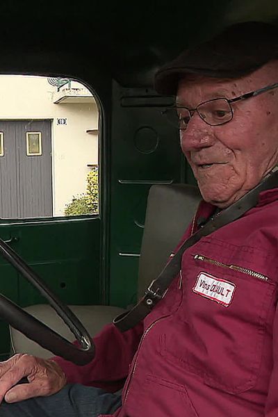 Jean Le Bris, au volant d'un camion Citroën de 1967, comme quand il livrait du vin dans toute la Bretagne.