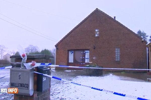 La voiture calcinée a été retrouvée devant cette maison. 