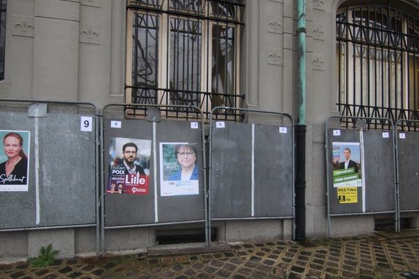 Des panneaux électoraux à Lille, juste avant le 1er tour