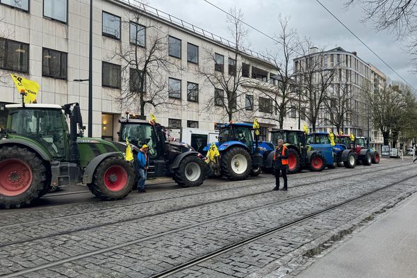 Les agriculteurs sont devant l'Hôtel de Région, à Dijon