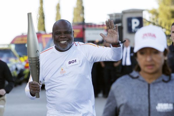 Basile Boli, joueur légendaire de l'OM a donné jeudi le coup d'envoi du parcours de la flamme dans les rues de Marseille.