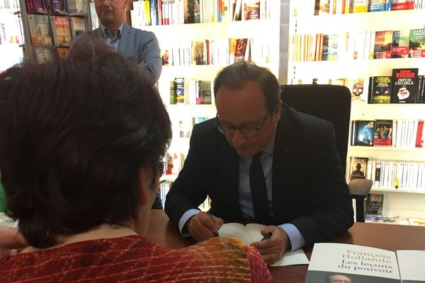 Après Aurillac c'est à Clermont-Ferrand que François Hollande devait dédicacer son livre