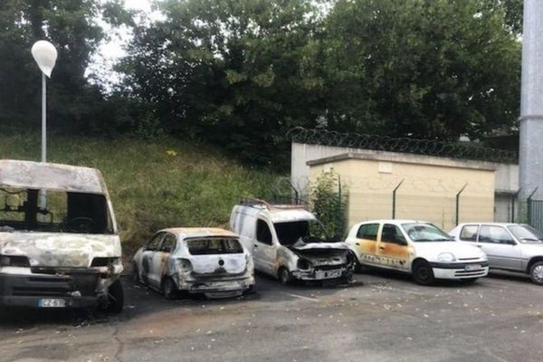 Quatre véhicules incendies aux abords de la prison de Fresnes.