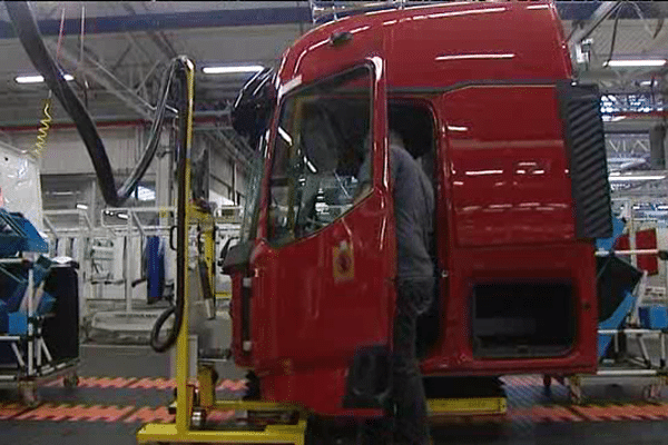 A Baliville, 200 salariés fabriquent les cabines du Renault Trucks T élu "camion de l'année 2015"