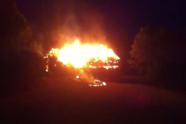 L'incendie s'est déclaré vers 21h40 dans une grange de Saint-Illide (Cantal)