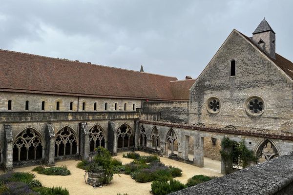 Le cloître de l'abbaye de Noirlac