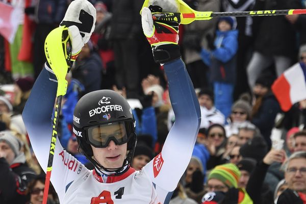 Clément Noël après la deuxième manche du slalom de Kitzbühel (Autriche), prenant la 3e place.