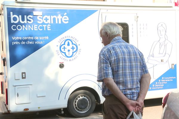 Le Médicobus est une grand nouveautée pour les hebitants des vallées de la Tinée et de a Vésubie. Il leur permet de consulter un médecin sans avoir à se déplacer.