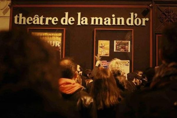 Un rassemblement devant le théâtre de la Main d'Or, à Paris, le 28 décembre 2013, pour soutenir Dieudonné.