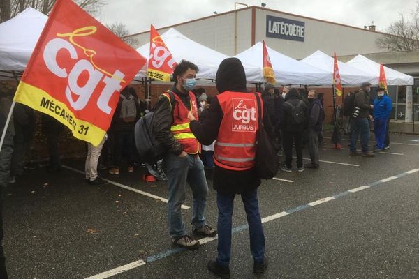 Rassemblement de salariés du groupe Latécoère inquiets pour leur avenir