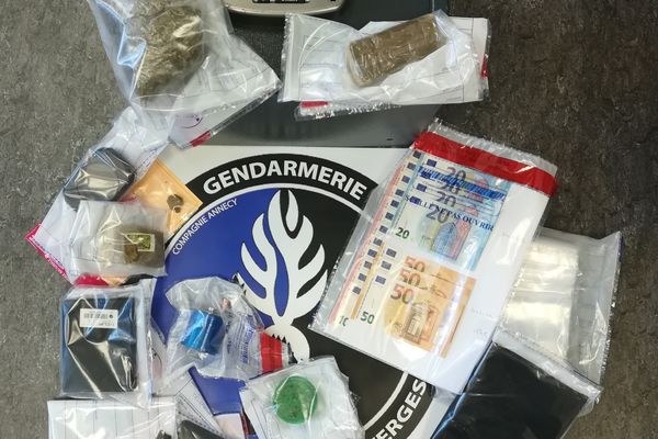 Des stupéfiants trouvés par les gendarmes au domicile des suspects. 