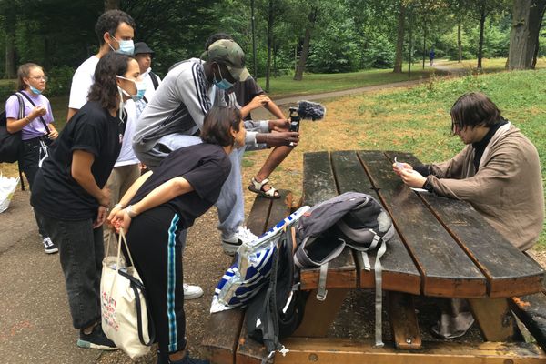 Au parc Schulmeister, un petit groupe de jeunes tourne un court-métrage reliant la peste et le coronavirus. Ambiance garantie.