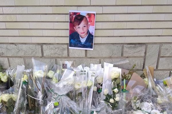 Des fleurs ont été déposées devant le domicile de sa tante. 