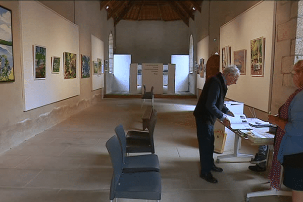 À la chapelle Saint-Jacques de Clohars-Carnoët, Claude Huart expose ses toiles tout l’été.