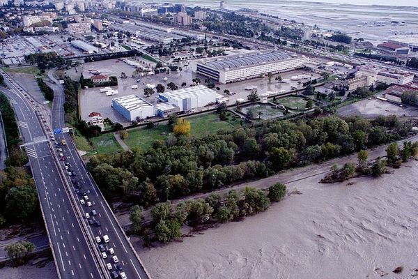 Inondations au centre administratif de Nice en novembre 1994.