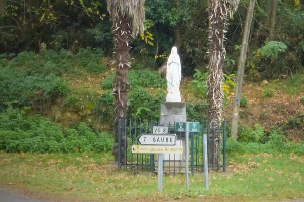 La statue de la Vierge était installée sur son socle depuis 1893.