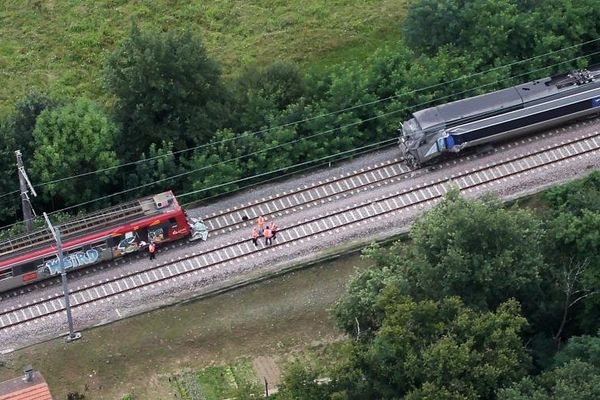 Les lieux de l'accident au lendemain de la collision entre un TER et un TGV, le 18 juillet 2014, à Denguin (Pyrénées-Atlantiques).