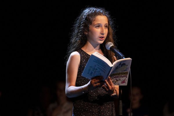 Dehlia, 10 ans, sur la scène de la Comédie-Française le mercredi 26 juin lors de la finale des Petits champions de la lecture