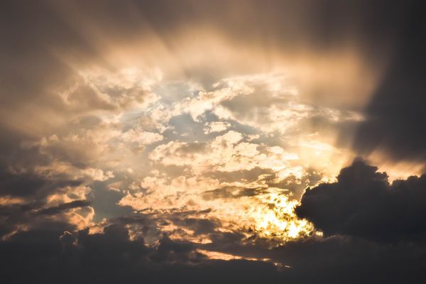 Les rayons de soleil tentent de percer les nuages en Normandie