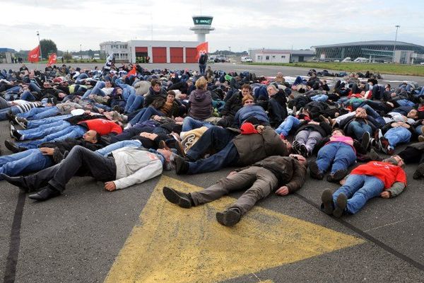 Action des salariés de l'agroalimentaire à l'aéroport de Brest