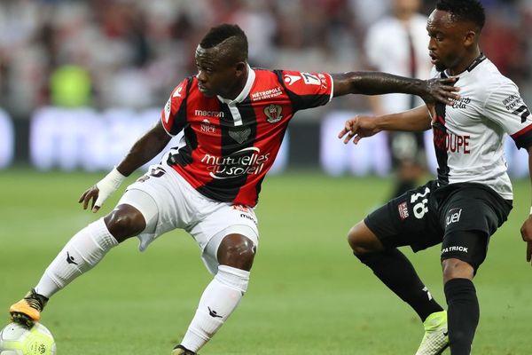 Le joueur niçois Jean-Michael Seri et le joueur de Guingamp Lebogang Phiri pendant le match du samedi 19 août au stade "Allianz Riviera" de Nice.
