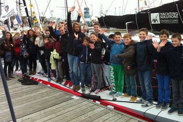 Julien Mabit skipper du trimaran Komilfo accueille des enfants entre deux réparations et réglages 