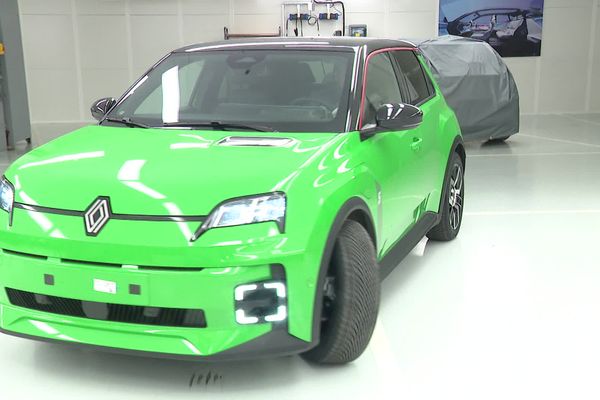 La nouvelle Renault 5, fabriquée, 50 ans après l'ancienne, par l'usine Georges Besse à Douai