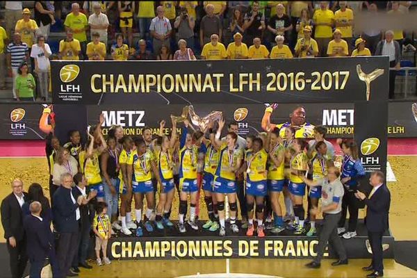 Ambiance de feu aux Arènes de Metz après l'ultime victoire du Metz Handball contre le Brest Bretagne Handball ce samedi soir 3 juin 2017.