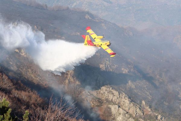 Deux canadairs sont venus soutenir les pompiers