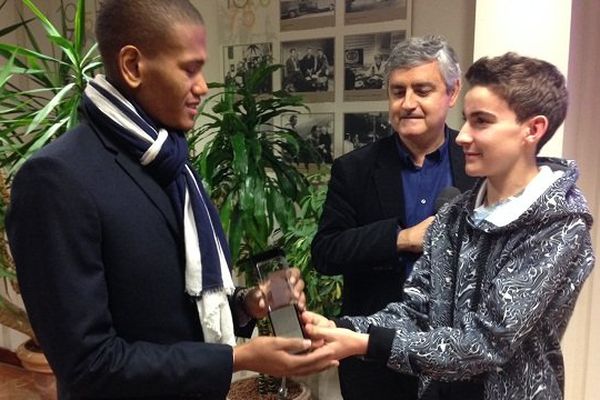 Joris Bouchaut recevant son trophée des mains de Charlie Guillaume sous les yeux de Carlos Bélinchon de France 3