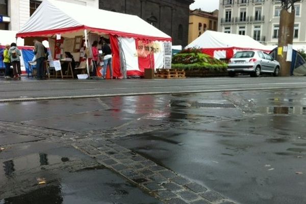 Après une nuit sous la pluie, les sans-abris ne sont toujours pas décidés à s'installer dans le gymnase Verlaguet