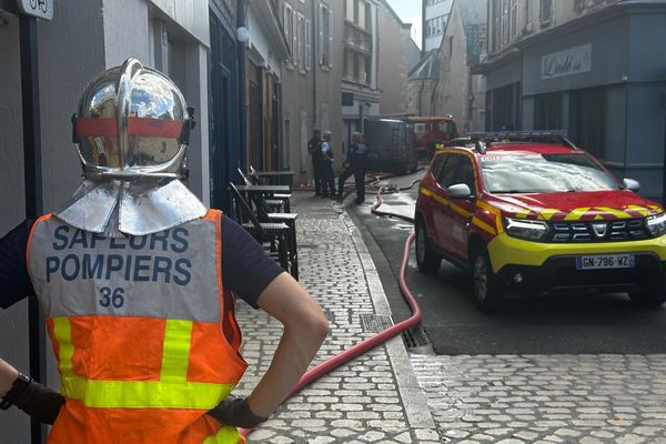 Les sapeurs-pompiers sont intervenus dans le centre-ville de Châteauroux, ce samedi 6 juillet, pour un incendie déclenché dans une chambre d'enfants.