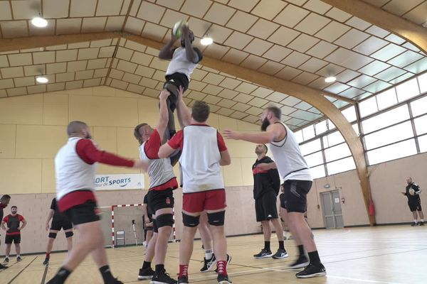 En raison des intempéries, les terrains sont impraticables, alors les joueurs du Niort Rugby Club improvisent : aujourd'hui, ils s'entraînent dans un gymnase proche.