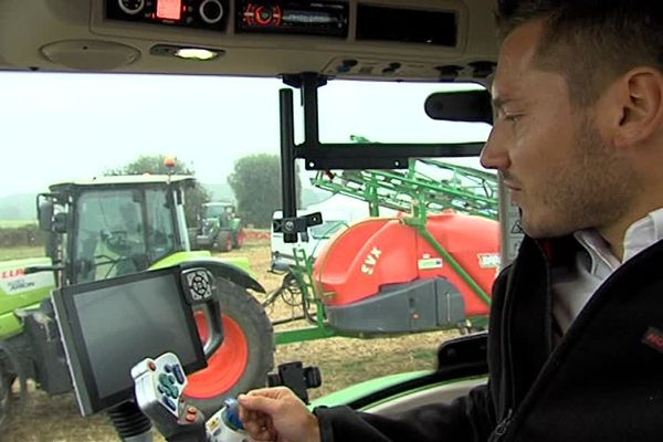 Pilotage au joystick et GPS pour ce modèle de tracteur présenté au "salon aux champs", le salon national des CUMA