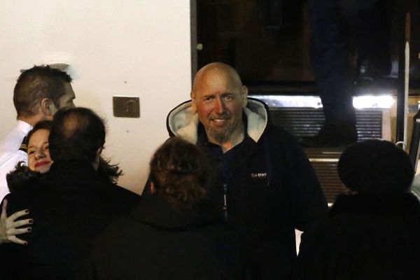 Serge Lazarevic à sa sortie de l'avion sur l'aéroport de Villacoublay