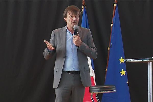 Nicolas Hulot à la tribune devant les Varois