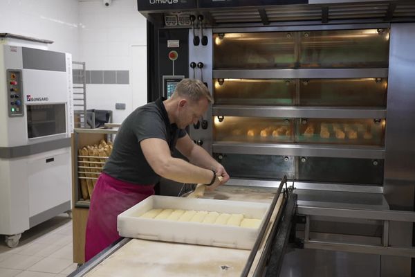 Un boulanger cherche des solutions pour ne pas augmenter le prix de sa baguette.