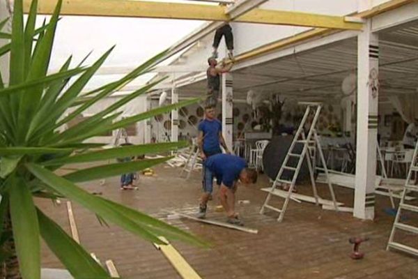 Le restaurant de plage le Carré Mer a perdu une partie de son toit suite aux fortes pluies qui ont touché Villeneuve-les-Maguelone vendredi 12 juin 2015.