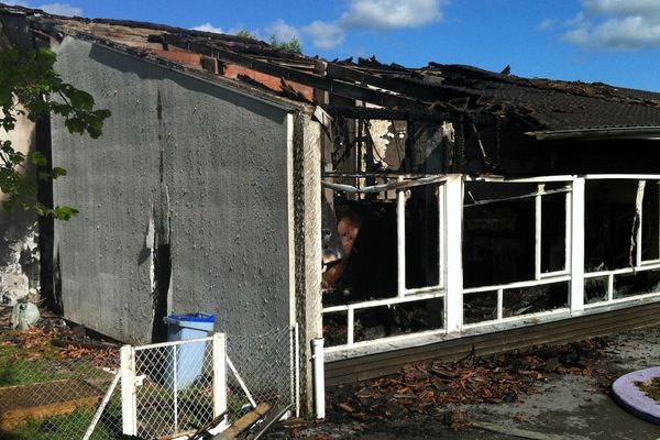 Le feu est parti de poubelles adossées au bâtiment.