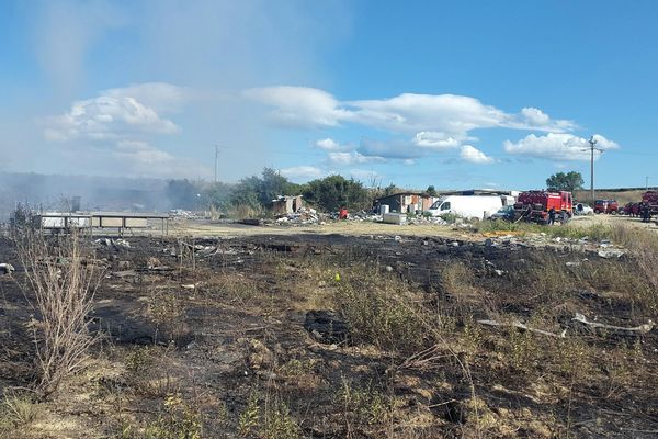 Un ancien camp de Roms en partie détruit par un incendie à Vendres, dans l'Hérault - 24 juillet 2017