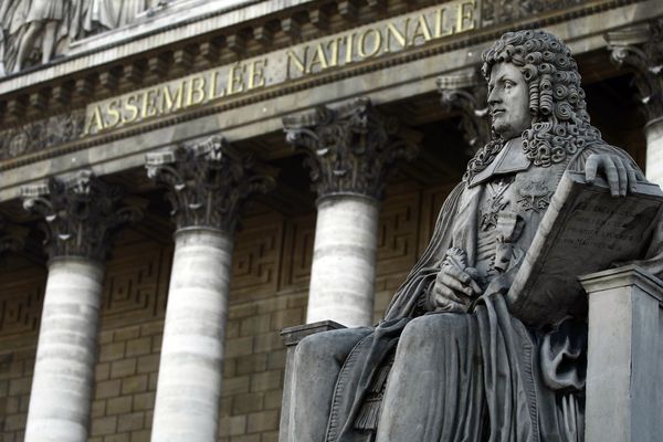 Statue de Henri François d'Aguesseau (1668-1751) devant le Palais Bourbon à Paris. 