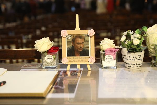 Des centaines de personnes se recueillent chaque 9 du mois pour une messe en hommage à Johnny Hallyday.